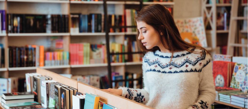 Jeune femme dans une librairie